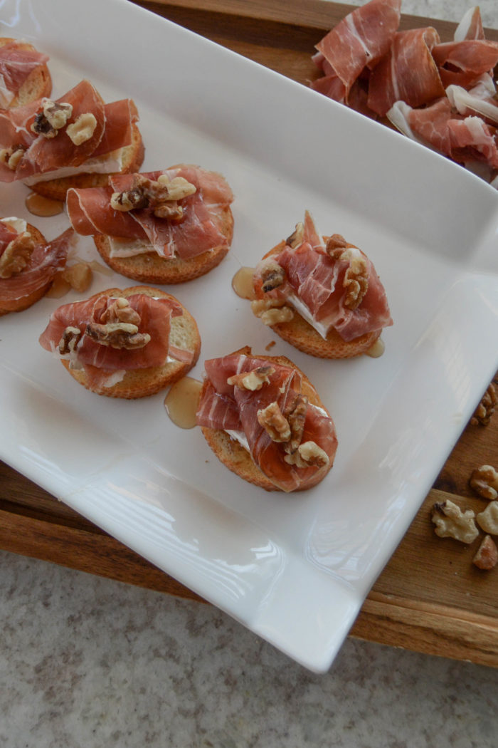 an easy thanksgiving appetizer | prosciutto, brie & honey crostini